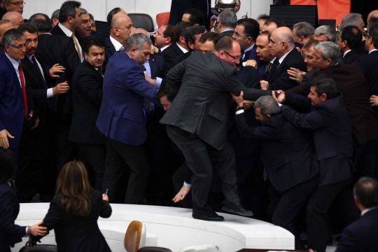 Kelakuan konyol anggota parlemen Turki akibat lelah rapat 18 jam