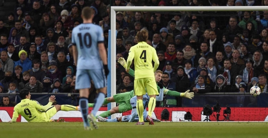 Luis Suarez permalukan Manchester City di Etihad
