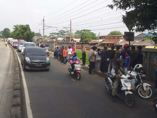 Nasib nahas Honda Freed nyemplung ke parit di Jalan Gusti Ngurah Rai
