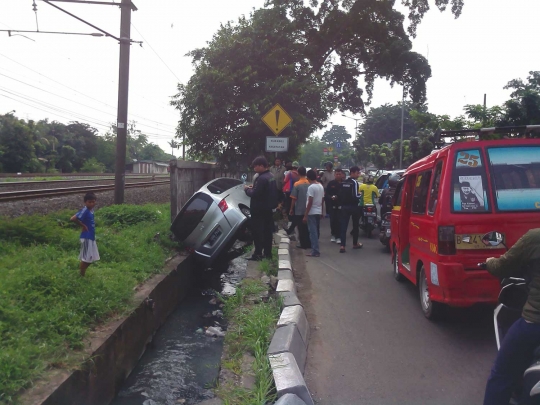 Nasib nahas Honda Freed nyemplung ke parit di Jalan Gusti Ngurah Rai