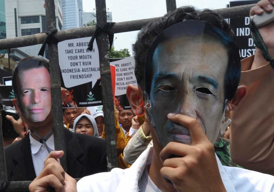 Massa demonstran bertopeng Jokowi demo Kedubes Australia