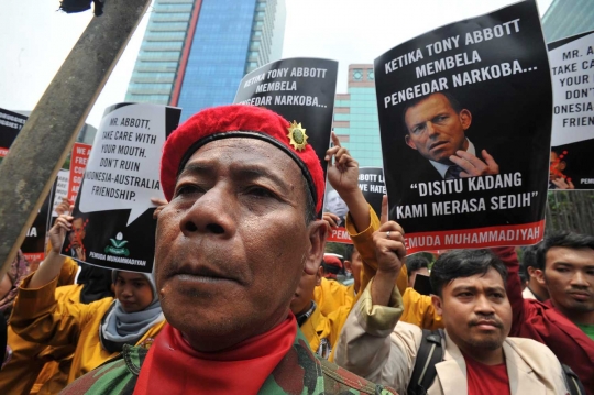 Massa demonstran bertopeng Jokowi demo Kedubes Australia