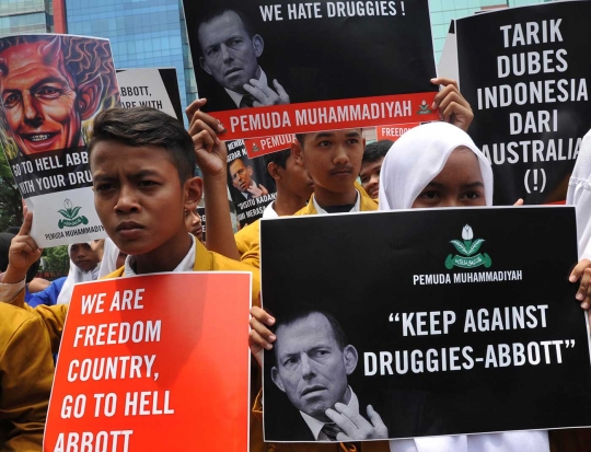 Massa demonstran bertopeng Jokowi demo Kedubes Australia