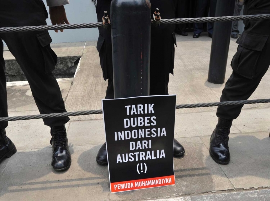 Massa demonstran bertopeng Jokowi demo Kedubes Australia