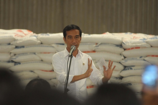 Jaga stabilitas harga beras, Jokowi salurkan 300 ribu ton raskin