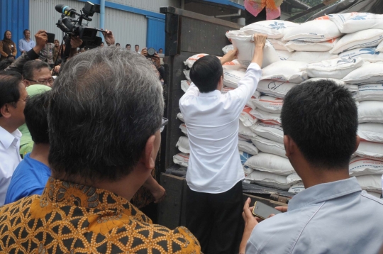 Jaga stabilitas harga beras, Jokowi salurkan 300 ribu ton raskin