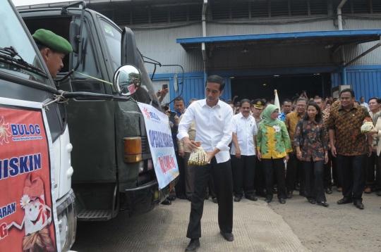 Jaga stabilitas harga beras, Jokowi salurkan 300 ribu ton raskin