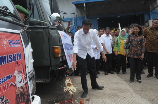 Jaga stabilitas harga beras, Jokowi salurkan 300 ribu ton raskin