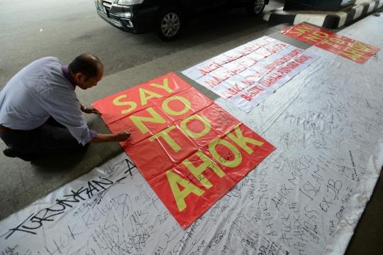 Masyarakat Jakarta himpun tanda tangan turunkan Ahok di Gedung DPRD