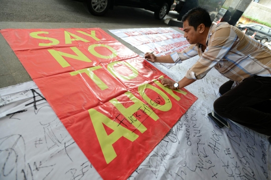 Masyarakat Jakarta himpun tanda tangan turunkan Ahok di Gedung DPRD