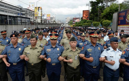 Peringatan revolusi Manila, aparat hukum Filipina gandengan tangan