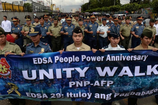 Peringatan revolusi Manila, aparat hukum Filipina gandengan tangan