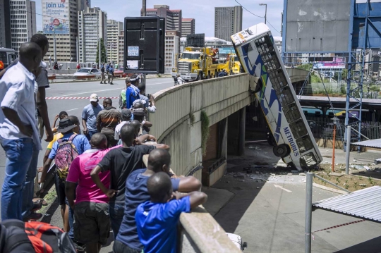 Terobos pembatas, bus di Afrika Selatan terjun dari jembatan