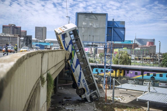 Terobos pembatas, bus di Afrika Selatan terjun dari jembatan