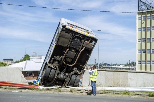 Terobos pembatas, bus di Afrika Selatan terjun dari jembatan