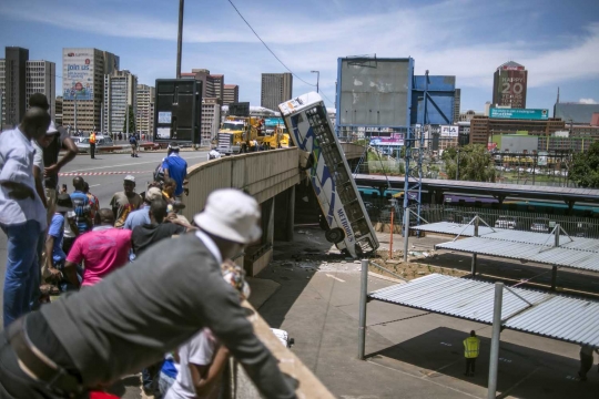 Terobos pembatas, bus di Afrika Selatan terjun dari jembatan