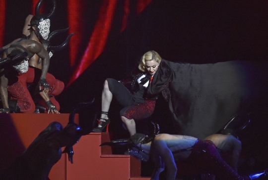 Momen memalukan saat Madonna jatuh di panggung BRIT Awards 2015
