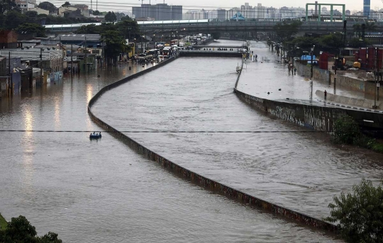 Parahnya banjir melanda kota terbesar di Brasil