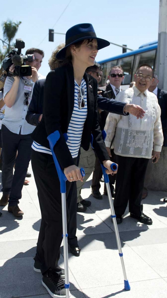Hadiri acara di Filipina, Marion Cotillard pakai tongkat