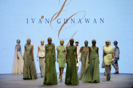 Keindahan gaun 'daun' kreasi Ivan Gunawan di Indonesia Fashion Week
