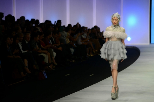 Keindahan gaun 'daun' kreasi Ivan Gunawan di Indonesia Fashion Week