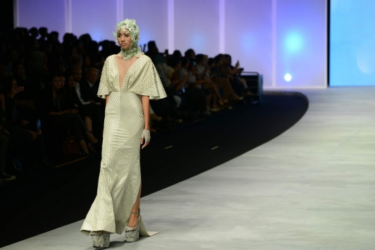 Keindahan gaun 'daun' kreasi Ivan Gunawan di Indonesia Fashion Week