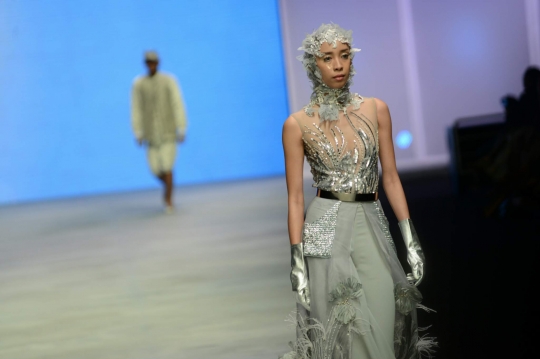 Keindahan gaun 'daun' kreasi Ivan Gunawan di Indonesia Fashion Week