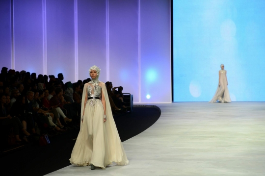 Keindahan gaun 'daun' kreasi Ivan Gunawan di Indonesia Fashion Week