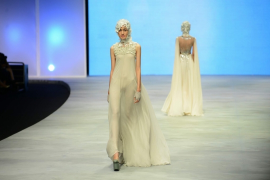 Keindahan gaun 'daun' kreasi Ivan Gunawan di Indonesia Fashion Week