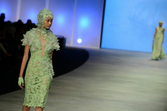 Keindahan gaun 'daun' kreasi Ivan Gunawan di Indonesia Fashion Week