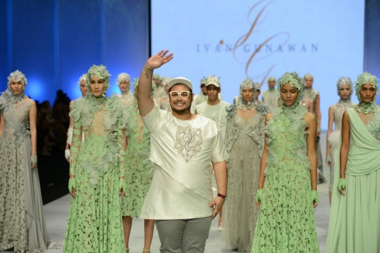 Keindahan gaun 'daun' kreasi Ivan Gunawan di Indonesia Fashion Week