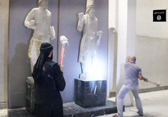 Begini aksi radikal ISIS hancurkan patung kuno di Museum Mosul