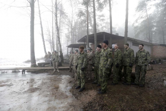 Aksi latihan terjun es ala militer AS ini bikin merinding