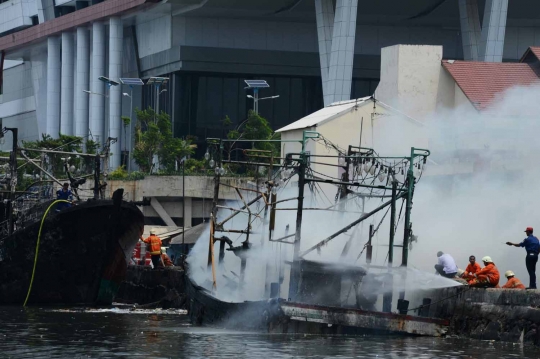 Gara-gara korsleting listrik, dua kapal nelayan di Angke terbakar