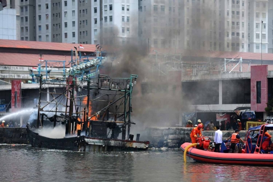 Gara-gara korsleting listrik, dua kapal nelayan di Angke terbakar