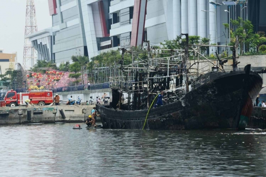 Gara-gara korsleting listrik, dua kapal nelayan di Angke terbakar