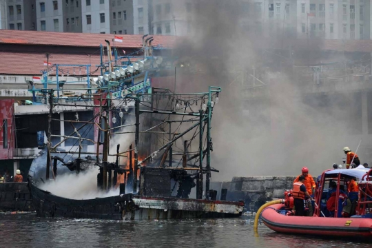 Gara-gara korsleting listrik, dua kapal nelayan di Angke terbakar