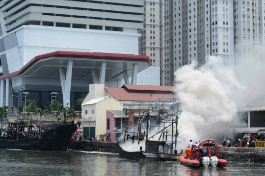 Gara-gara korsleting listrik, dua kapal nelayan di Angke terbakar