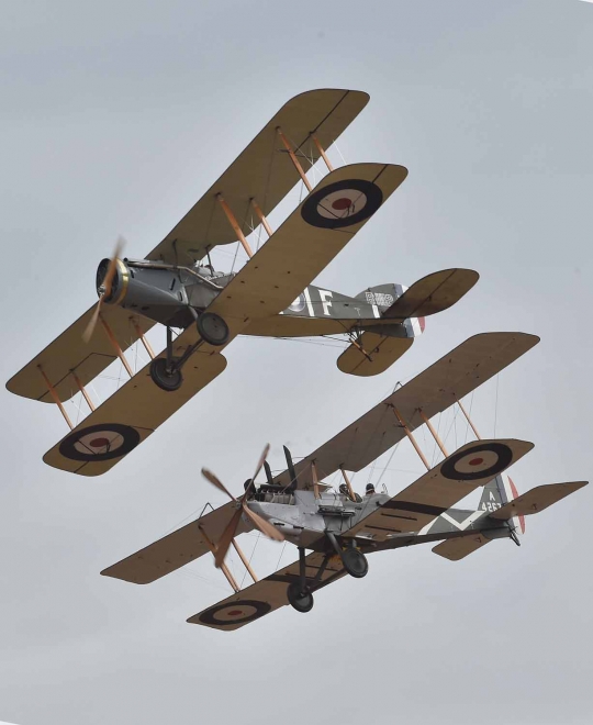 Aksi pesawat antik era Perang Dunia I bermanuver di langit Australia