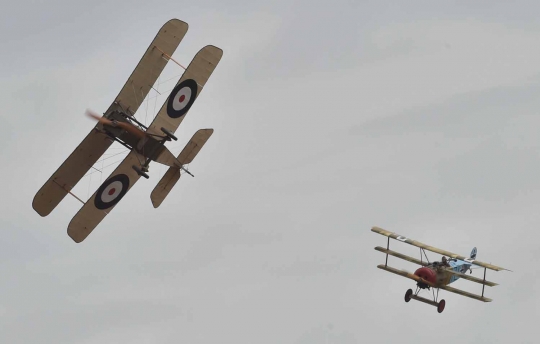 Aksi pesawat antik era Perang Dunia I bermanuver di langit Australia