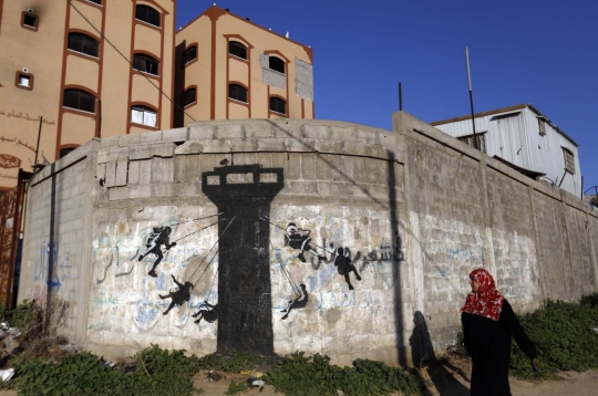 Grafiti terbaru karya Banksy hiasi reruntuhan bangunan di Gaza