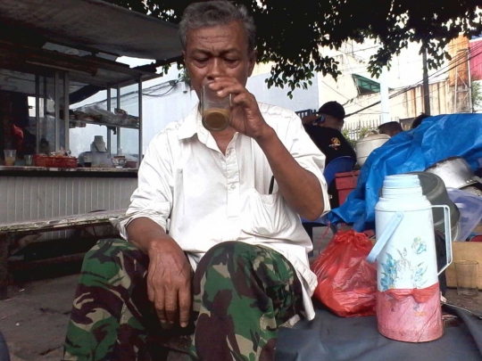 Meratapi nasib Slamet, veteran TNI jadi pedagang kopi dan gorengan