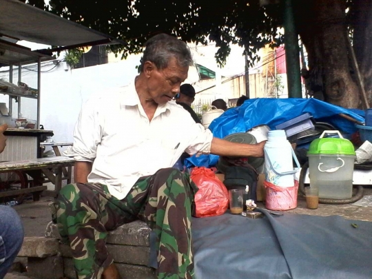 Meratapi nasib Slamet, veteran TNI jadi pedagang kopi dan gorengan