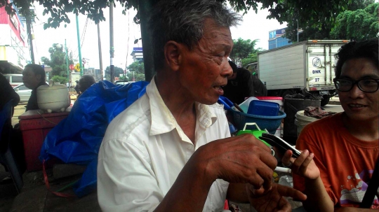 Meratapi nasib Slamet, veteran TNI jadi pedagang kopi dan gorengan