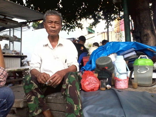 Meratapi nasib Slamet, veteran TNI jadi pedagang kopi dan gorengan