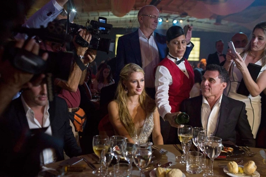 Gaya glamor Paris Hilton hadiri dinner di Festival Habanos XVII