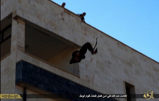 Momen sadis saat militan ISIS lempar pria gay dari atas gedung