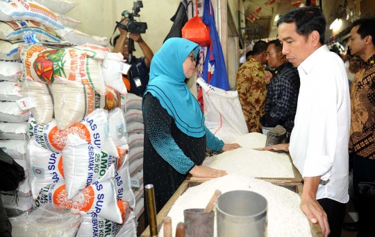 Gaya Jokowi sidak keliling Pasar Rawamangun dan Pramuka