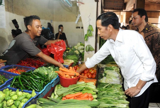 Gaya Jokowi sidak keliling Pasar Rawamangun dan Pramuka