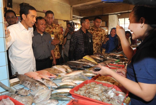 Gaya Jokowi sidak keliling Pasar Rawamangun dan Pramuka